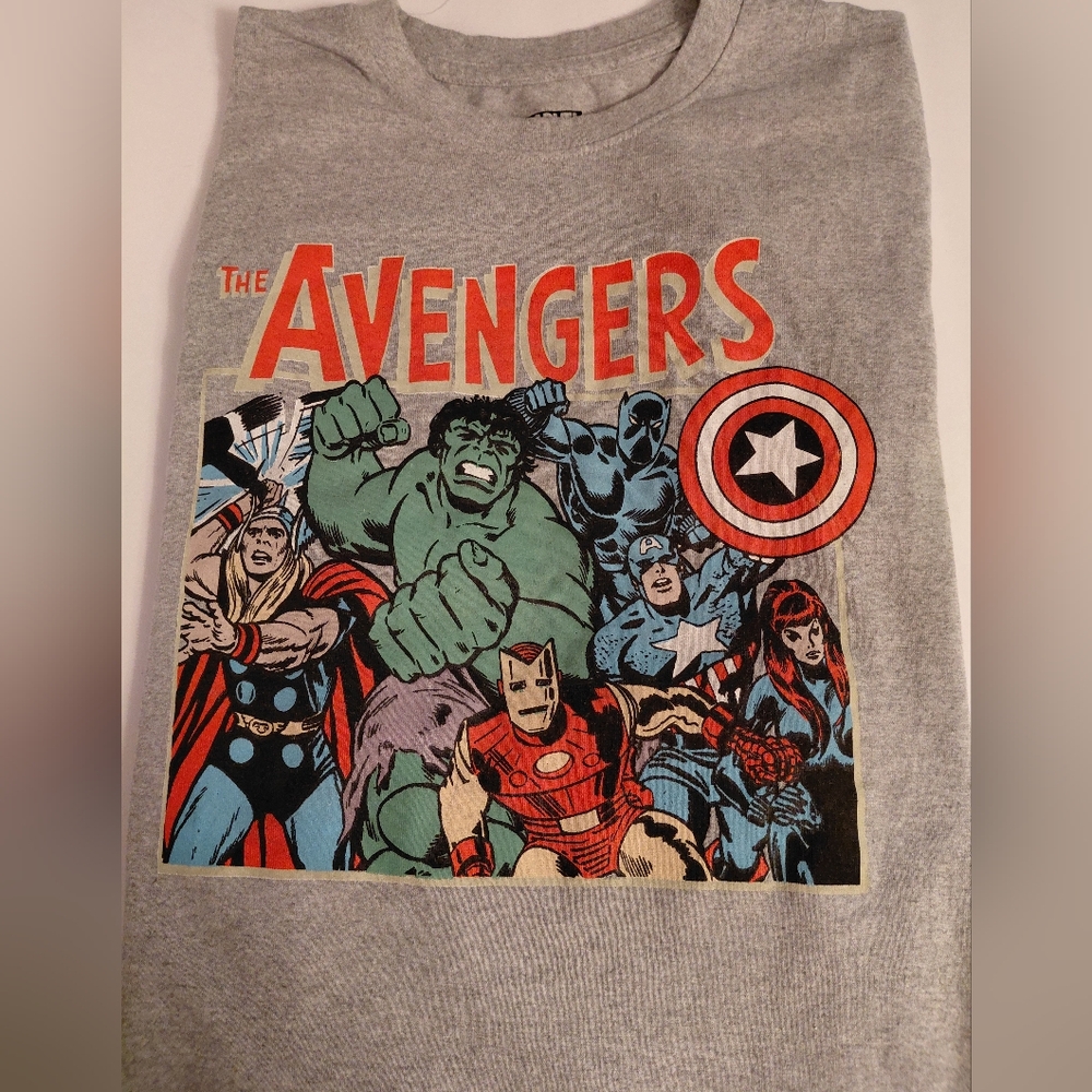 Gray Avengers Graphic T-Shirt Size XL EUC